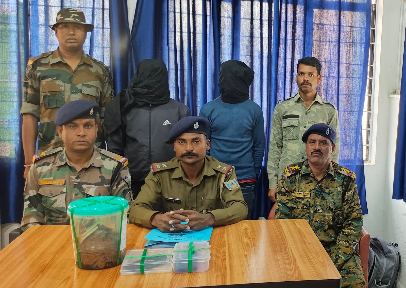 लातेहार में 2 किलो अफीम के साथ तस्कर गिरफ्तार, पुलिस की छापेमारी में सफलता लातेहार में 2 किलो अफीम के साथ तस्कर गिरफ्तार, पुलिस की छापेमारी में सफलता