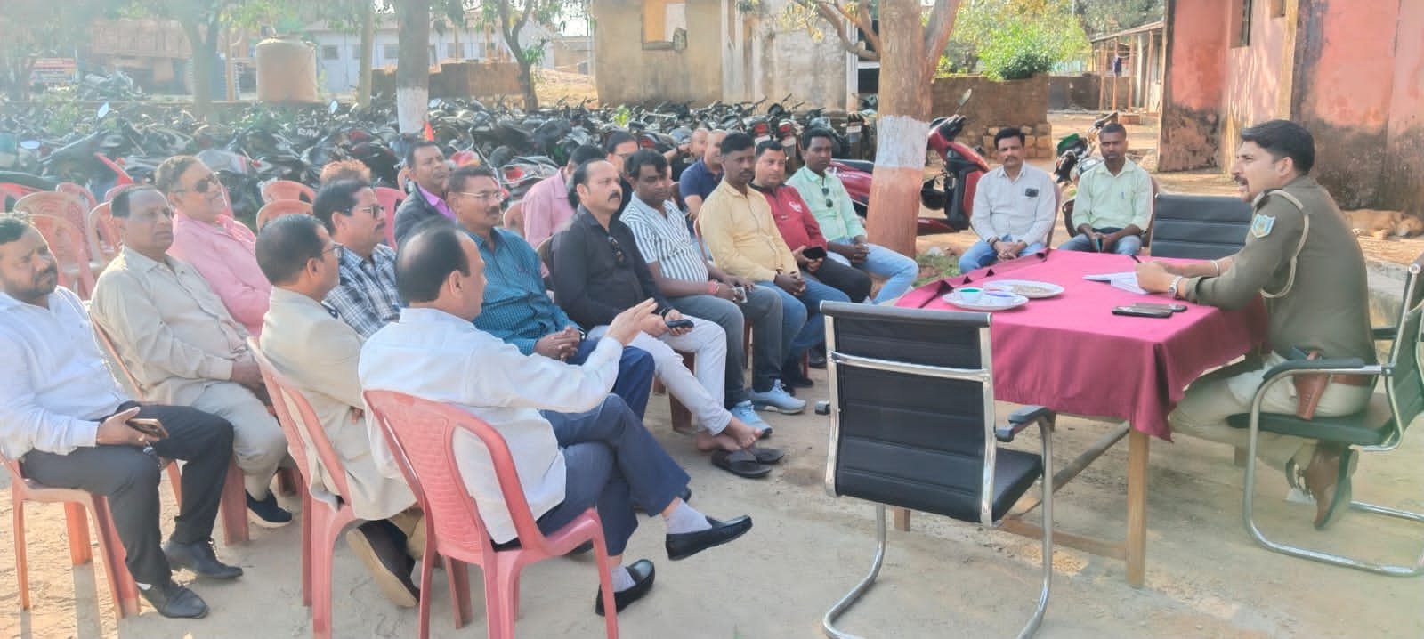 Holi News:होली को लेकर शांति समिति की बैठक संपन्न, एक-दूसरे को लगाया गुलाल Holi News:होली को लेकर शांति समिति की बैठक संपन्न, एक-दूसरे को लगाया गुलाल