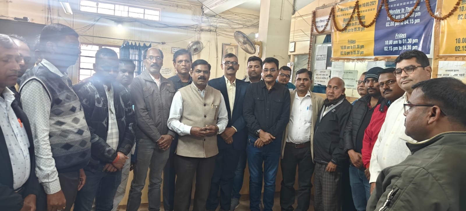 एलआईसी गोमिया शाखा में अभिकर्ता स्व. मनमोहन सिंह की पुण्य स्मृति में शोक सभा आयोजित