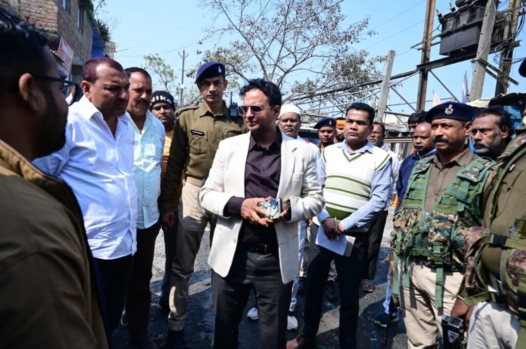 मिर्जाचौकी में जल जमाव की समस्या पर उपायुक्त ने किया स्थल निरीक्षण मिर्जाचौकी में जल जमाव की समस्या पर उपायुक्त ने किया स्थल निरीक्षण