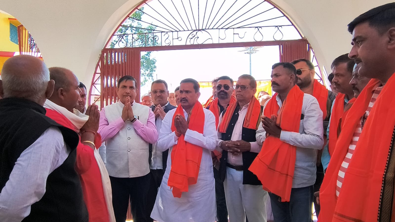 सनातनी धर्मरक्षक अर्जुन पाण्डेय उर्फ़ गुरु पाण्डेय ने लहलहे शिवाला मंदिर गुंबद निर्माण की रखी आधारशिला सनातनी धर्मरक्षक अर्जुन पाण्डेय उर्फ़ गुरु पाण्डेय ने लहलहे शिवाला मंदिर गुंबद निर्माण की रखी आधारशिला