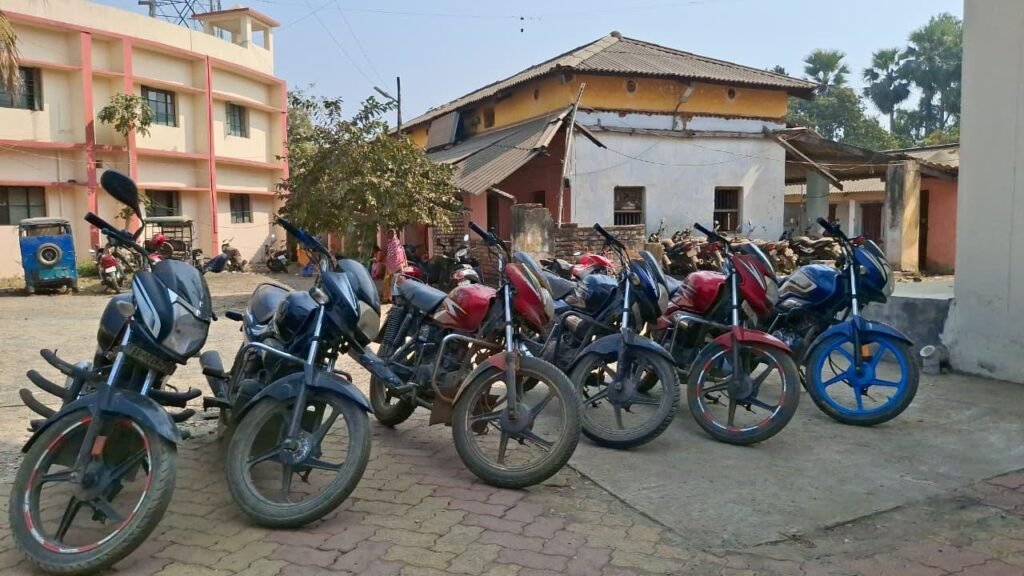 पाकुड़ पुलिस को बड़ी सफलता:बाइक चोर गिरोह का भंडाफोड़,6 मोटरसाइकिलें बरामद,5आरोपी गिरफ्तार