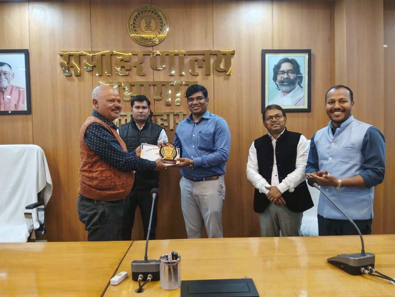 सेवानिवृत शिक्षक-शिक्षिकाओं का विदाई-सह-सम्मान समारोह आयोजित सेवानिवृत शिक्षक-शिक्षिकाओं का विदाई-सह-सम्मान समारोह आयोजित