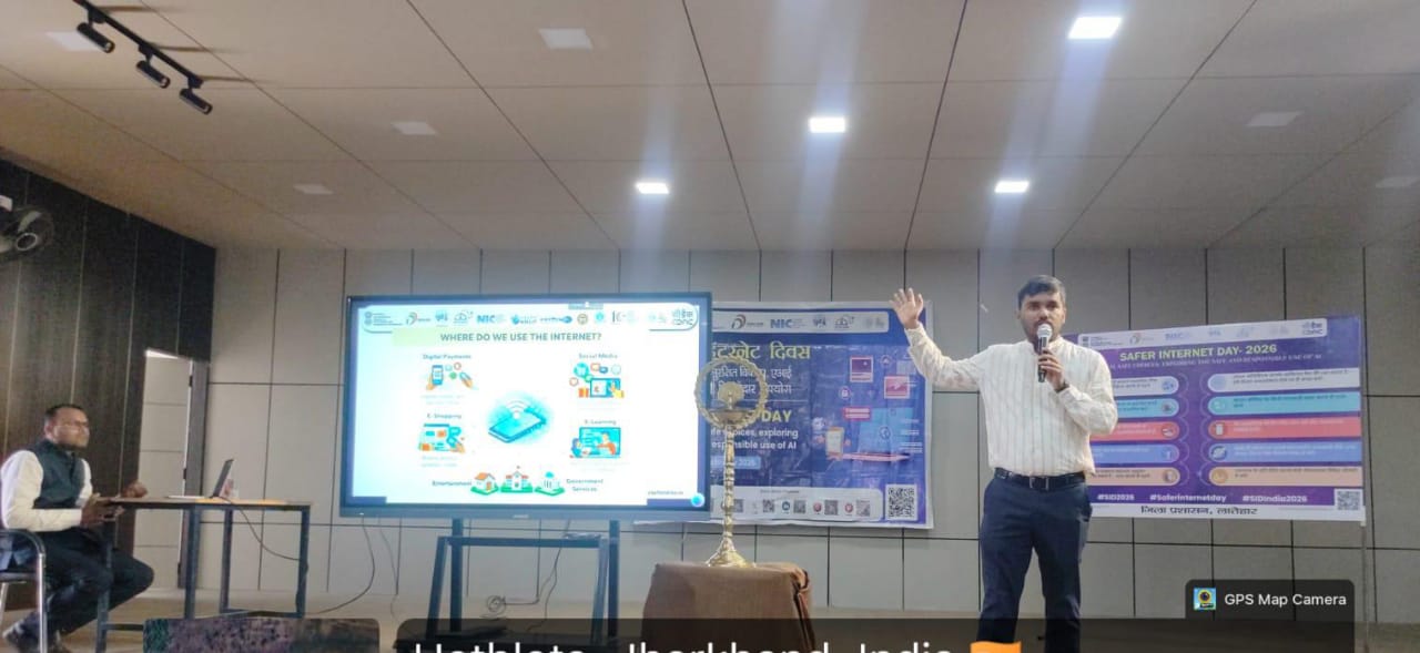 सुरक्षित इंटरनेट दिवस पर ओमेंद्र सिंह ने छात्रों को साइबर सुरक्षा व AI की दी जानकारी