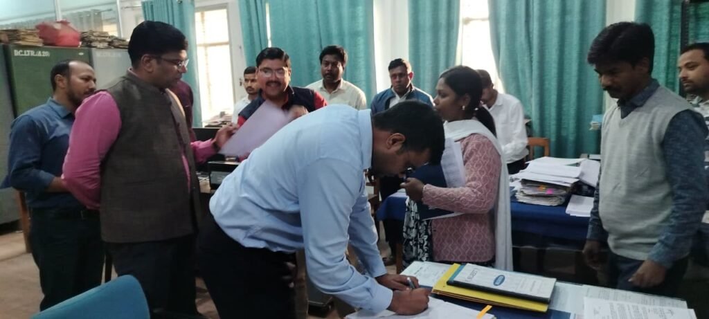 लातेहार: जिला निर्वाचन पदाधिकारी ने विभिन्न कोषांगों का किया औचक निरीक्षण लातेहार: जिला निर्वाचन पदाधिकारी ने विभिन्न कोषांगों का किया औचक निरीक्षण