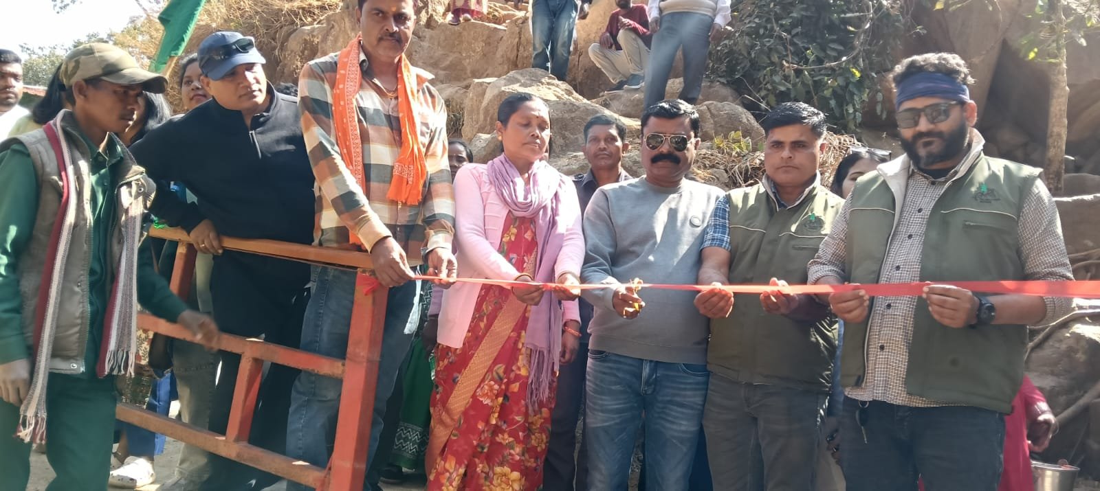 लोध जलप्रपात पर लकड़ी का पुल पुनःशुरू, पर्यटकों में खुशी लोध जलप्रपात पर लकड़ी का पुल पुनःशुरू, पर्यटकों में खुशी