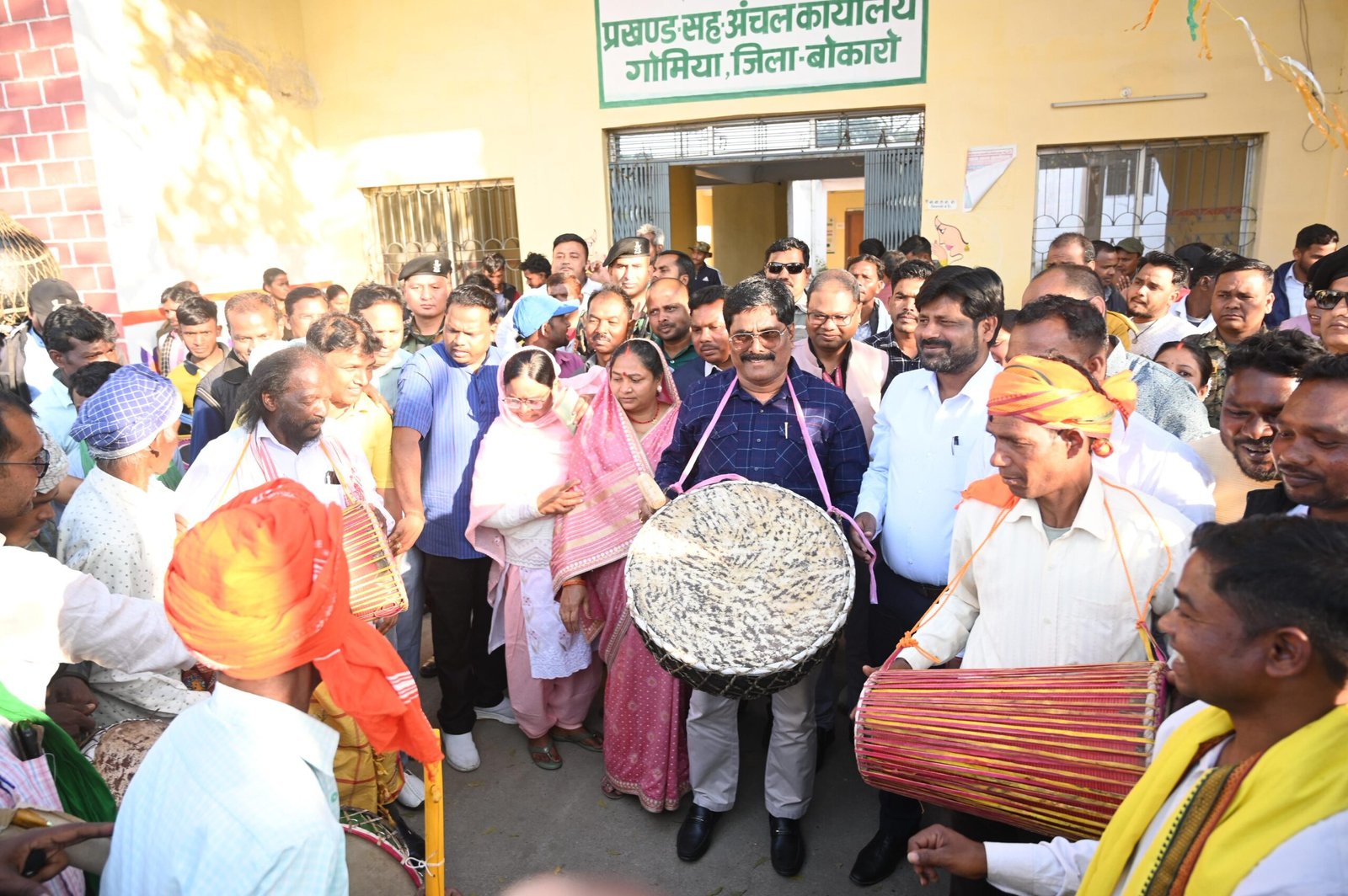 गोमिया प्रखंड मुख्यालय में मंत्री योगेंद्र प्रसाद ने मांझी हाउस केंद्रों को वाद्य यंत्र का वितरण किया गोमिया प्रखंड मुख्यालय में मंत्री योगेंद्र प्रसाद ने मांझी हाउस केंद्रों को वाद्य यंत्र का वितरण किया