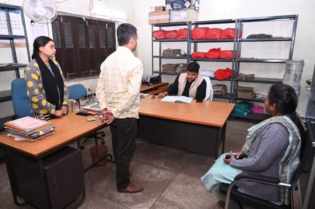 उपायुक्त ने जिला पेंशन एवं लेखा कार्यालय का औचक निरीक्षण किया उपायुक्त ने जिला पेंशन एवं लेखा कार्यालय का औचक निरीक्षण किया