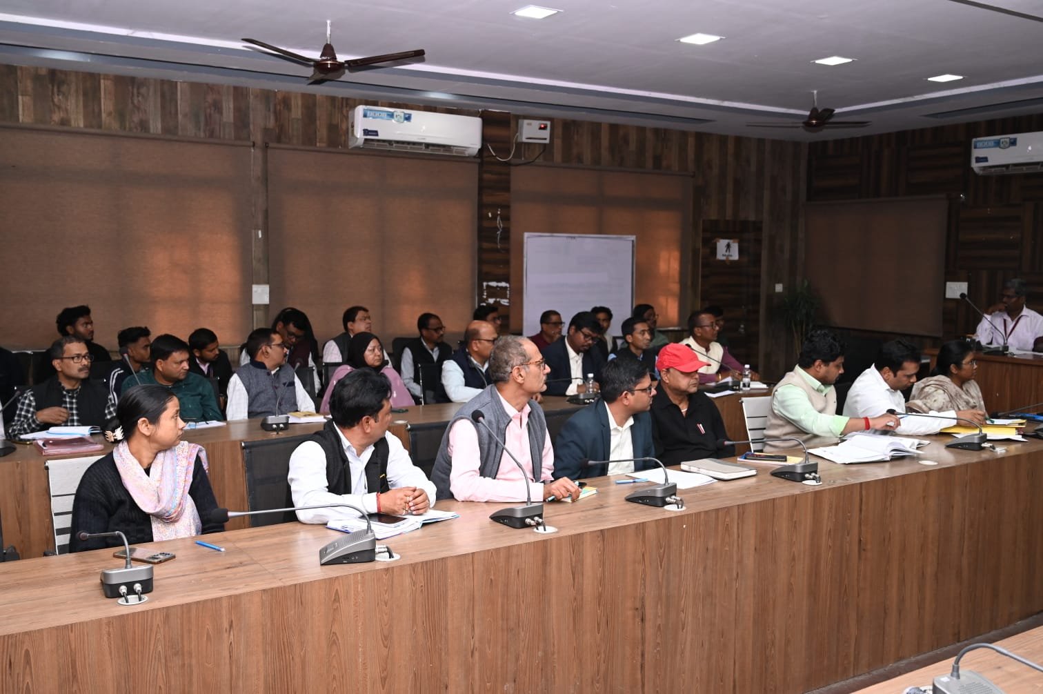 मतपत्रों एवं चुनाव सामग्री के मिलान को लेकर समीक्षात्मक बैठक आयोजित मतपत्रों एवं चुनाव सामग्री के मिलान को लेकर समीक्षात्मक बैठक आयोजित