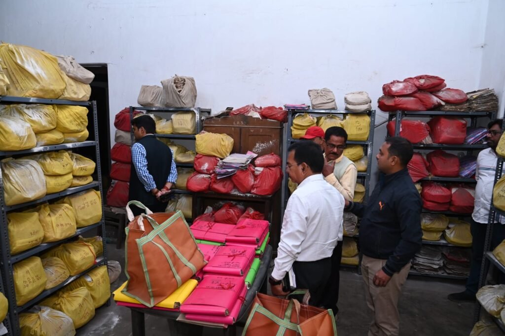 उपायुक्त ने जिला अभिलेखागार का किया निरीक्षण