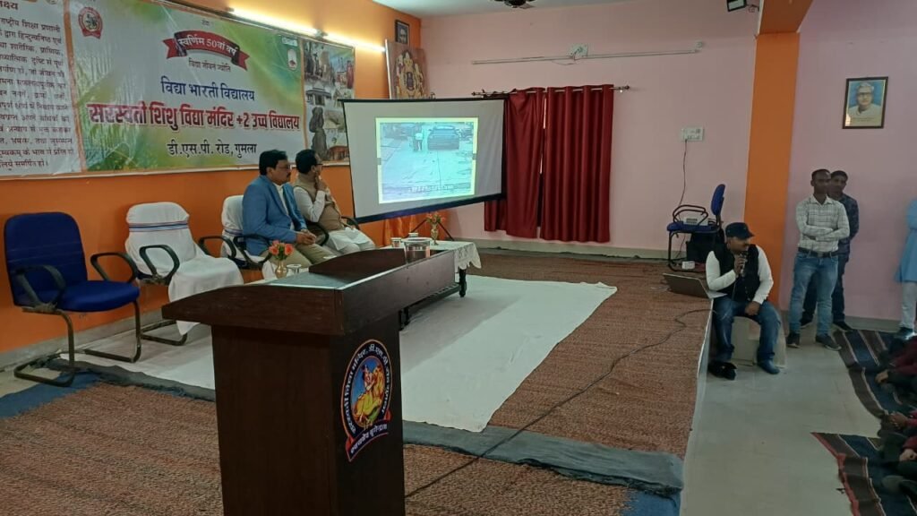 गुमला में अनोखी पहल:नन्हे हाथों में सड़क सुरक्षा की कमान