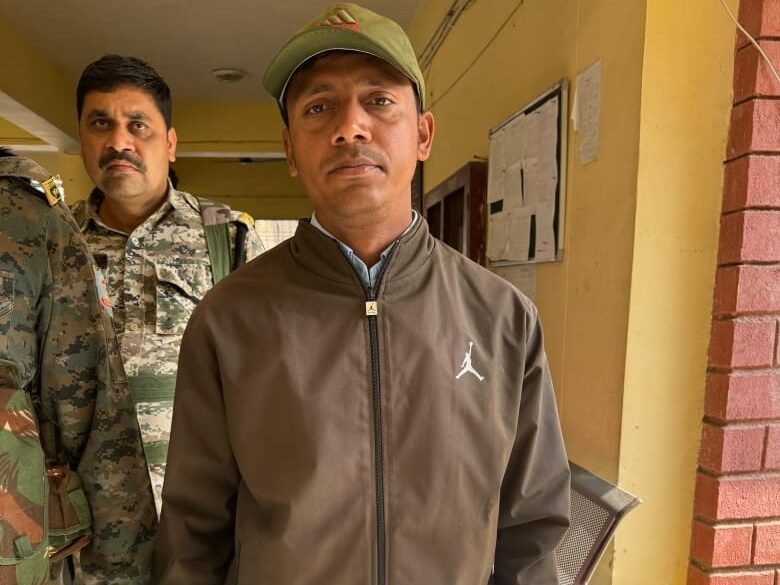 सिल्ली में अमीन गणेश महतो रिश्वत लेते गिरफ्तार सिल्ली में अमीन गणेश महतो रिश्वत लेते गिरफ्तार