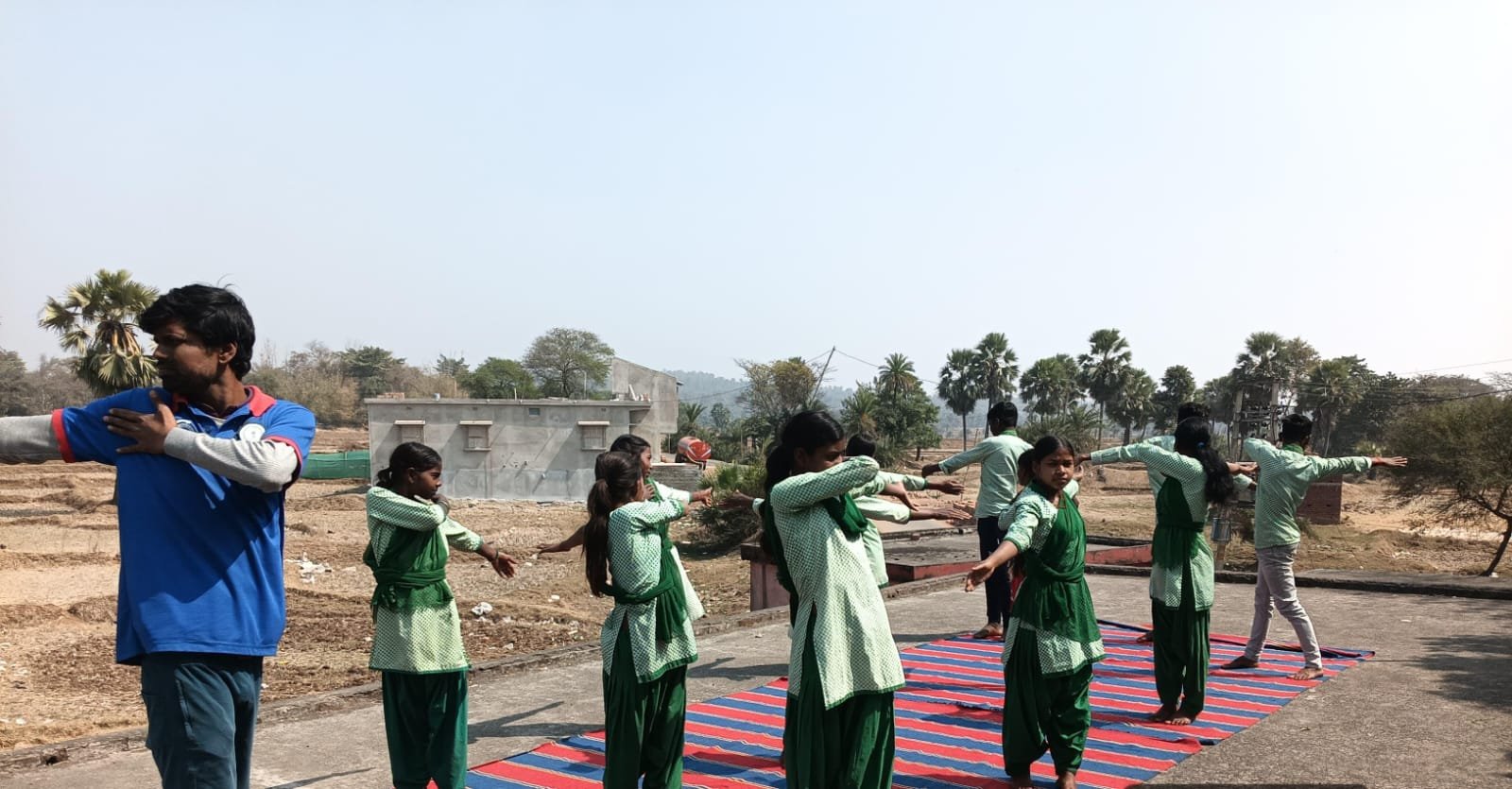 आयुष विभाग की पहल: लिट्टीपाड़ा के दो स्कूलों के 10 छात्र बने “योग मित्र” आयुष विभाग की पहल: लिट्टीपाड़ा के दो स्कूलों के 10 छात्र बने “योग मित्र”