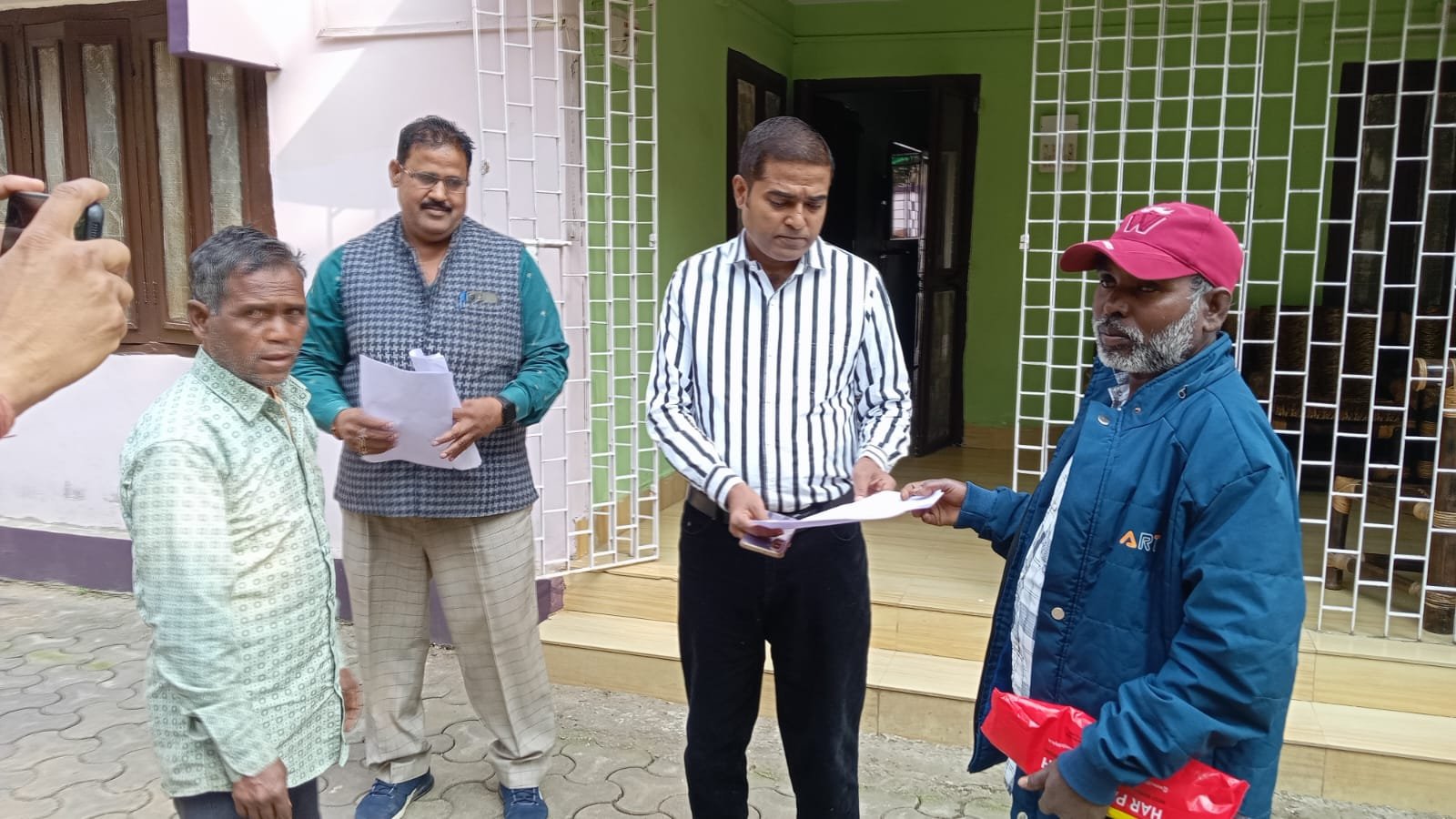 बारेसांड़ में अतिरिक्त प्रभार को लेकर बढ़ा विवाद,ग्रामीणों ने डीएफओ को सौंपा ज्ञापन बारेसांड़ में अतिरिक्त प्रभार को लेकर बढ़ा विवाद,ग्रामीणों ने डीएफओ को सौंपा ज्ञापन