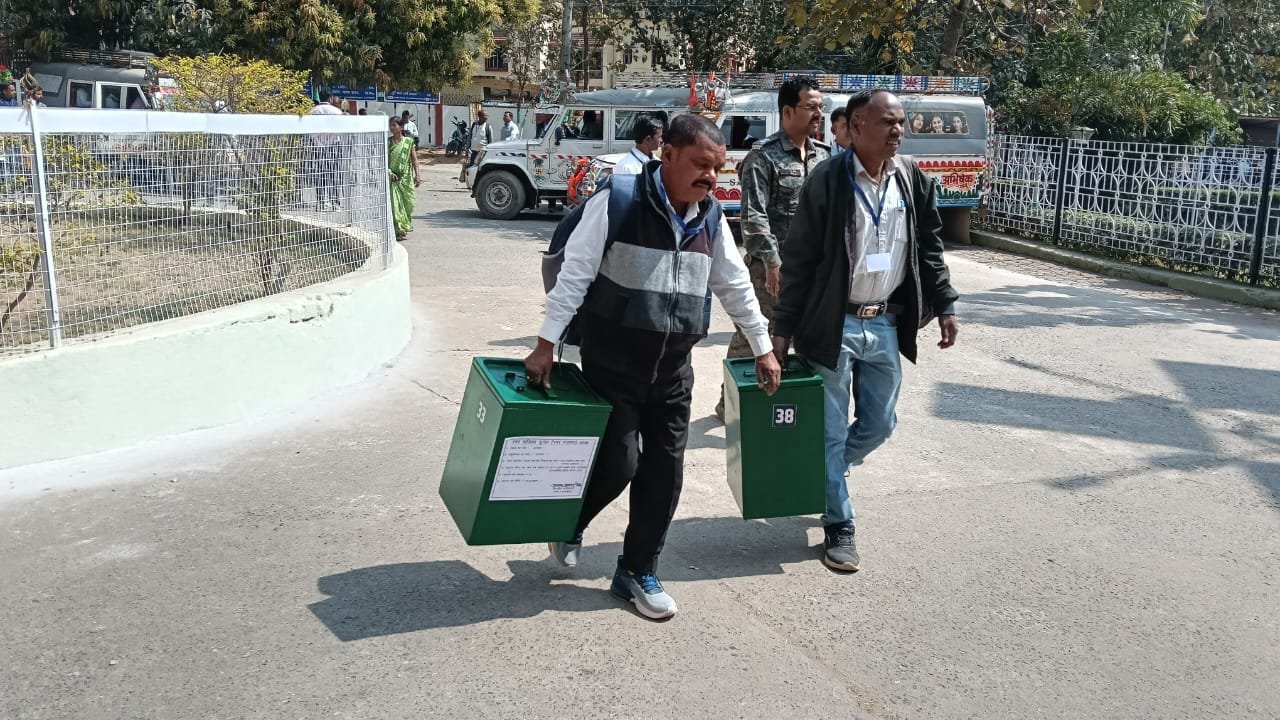 मतदान पदाधिकारियों व कर्मियों को मतदान केंद्रों के लिए रवाना मतदान पदाधिकारियों व कर्मियों को मतदान केंद्रों के लिए रवाना