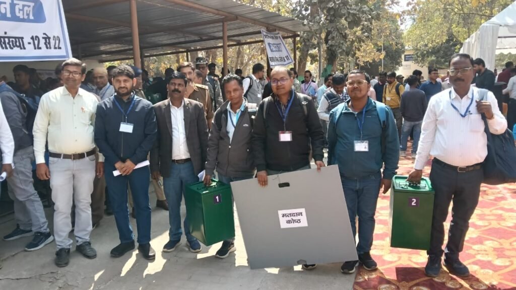 मतदान पदाधिकारियों व कर्मियों को मतदान केंद्रों के लिए रवाना मतदान पदाधिकारियों व कर्मियों को मतदान केंद्रों के लिए रवाना