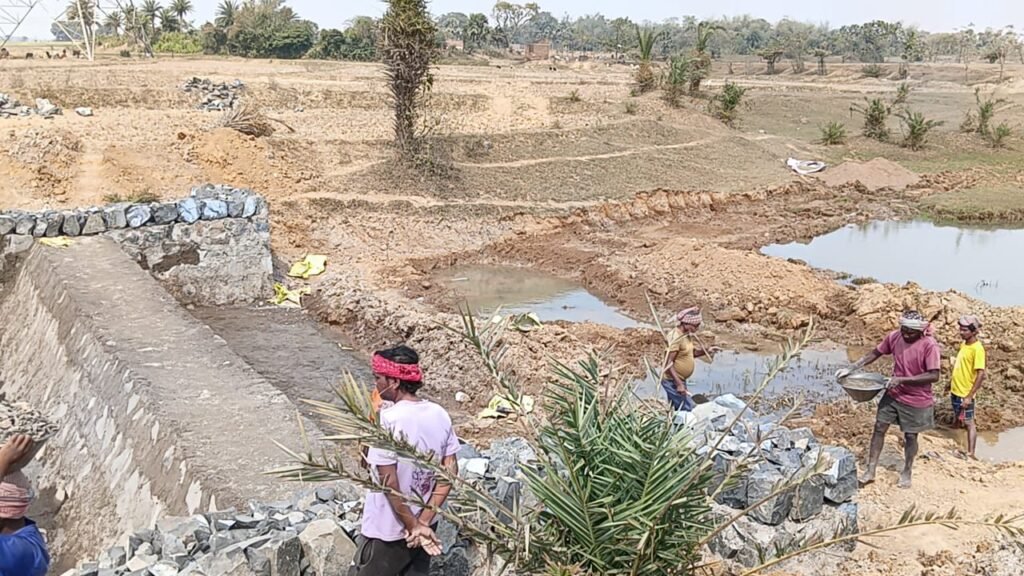 पाकुड़ का ‘मिस्टर इंडिया’ चेक डैम: न सूचना बोर्ड, न गुणवत्ता की गारंटी — उठ रहे सवाल पाकुड़ का ‘मिस्टर इंडिया’ चेक डैम: न सूचना बोर्ड, न गुणवत्ता की गारंटी — उठ रहे सवाल