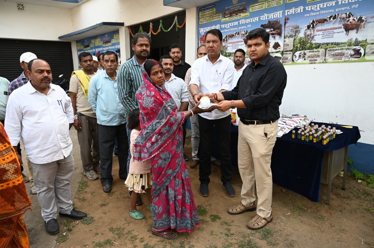 12 लाभुकों के बीच गाय का वितरण,पशुपालन को बढ़ावा देने की दिशा में महत्वपूर्ण पहल 12 लाभुकों के बीच गाय का वितरण,पशुपालन को बढ़ावा देने की दिशा में महत्वपूर्ण पहल