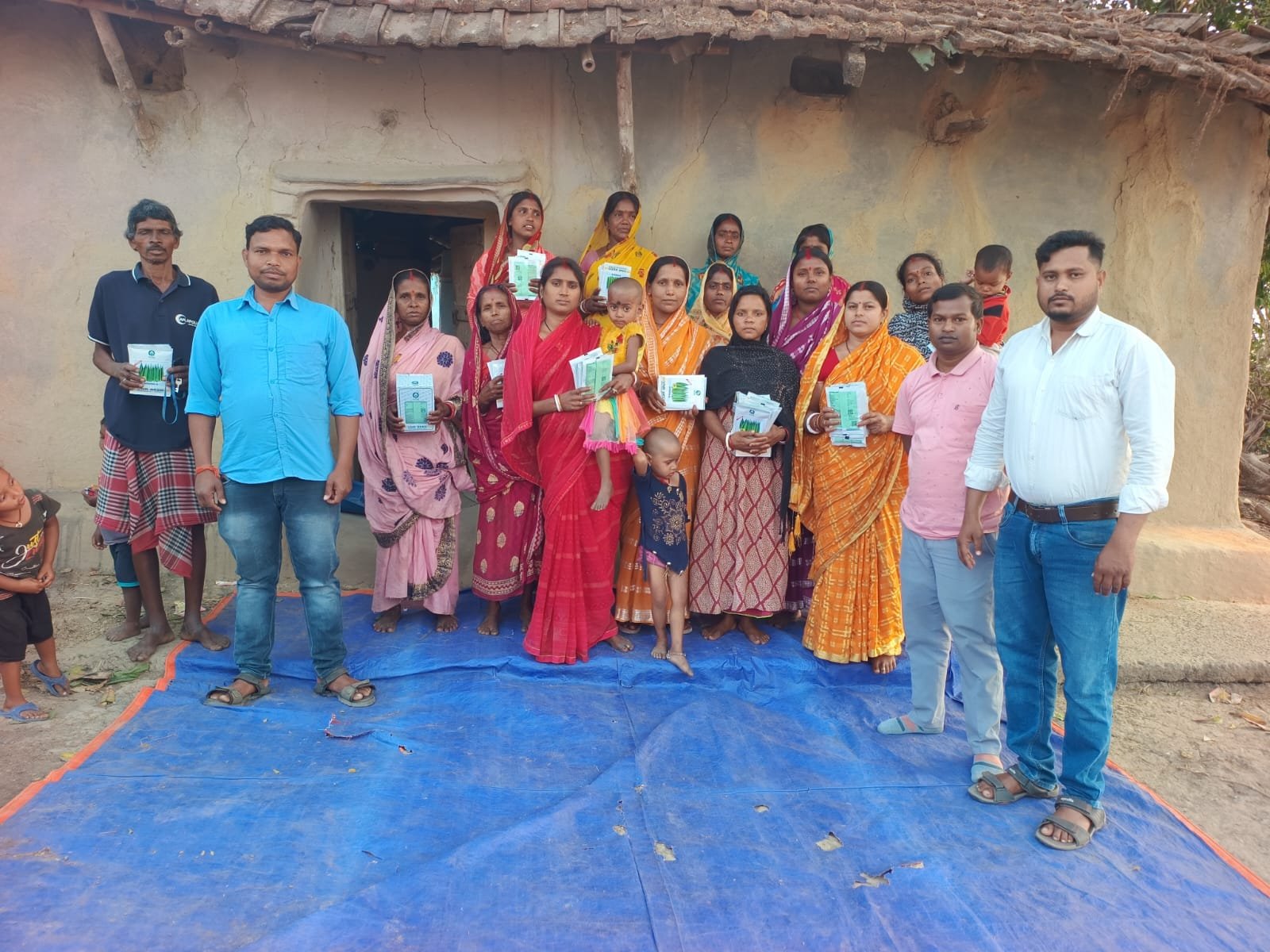 किसानों के बीच उन्नत बीज का वितरण, उत्पादन बढ़ाने पर जोर किसानों के बीच उन्नत बीज का वितरण, उत्पादन बढ़ाने पर जोर