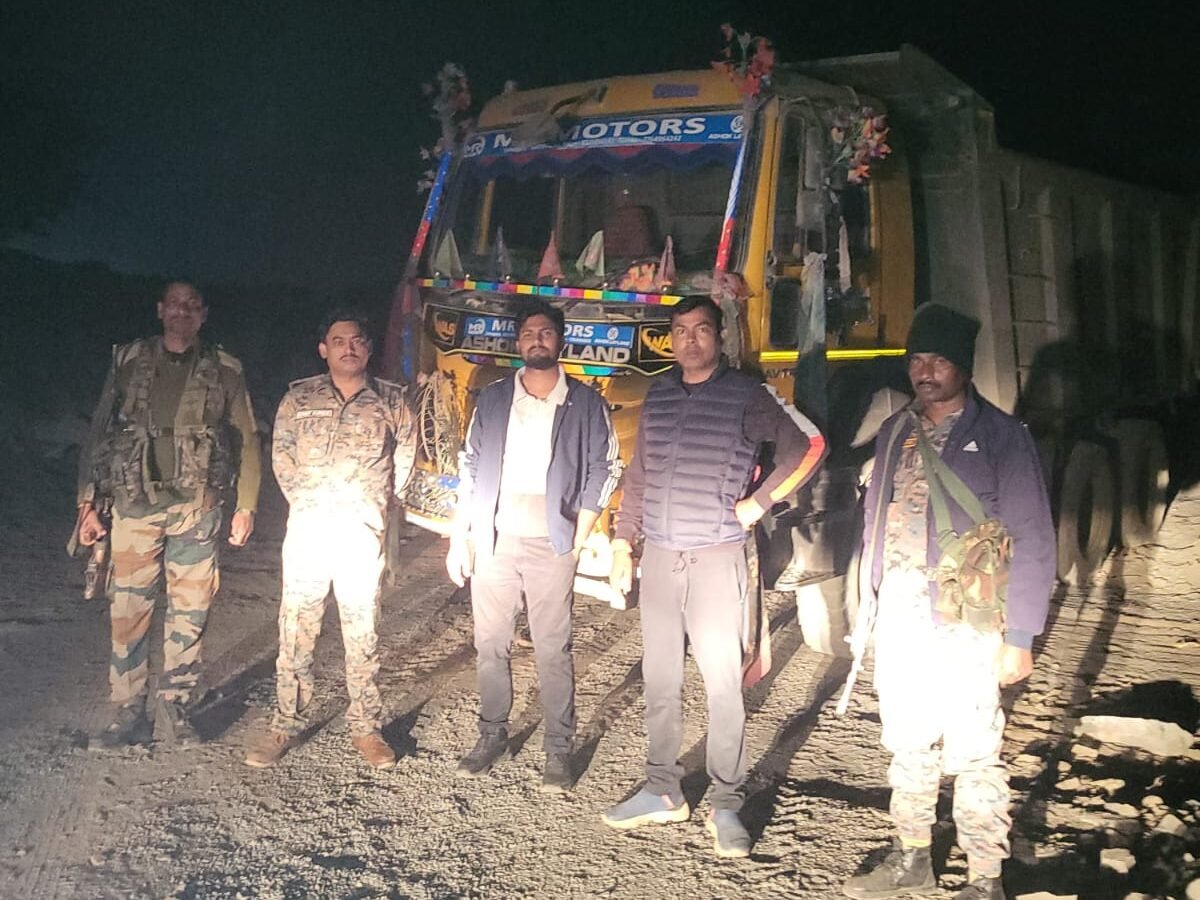 बिना माइनिंग चालान छरी लदा हाइवा जब्त, हिरणपुर थाना को सौंपा बिना माइनिंग चालान छरी लदा हाइवा जब्त, हिरणपुर थाना को सौंपा