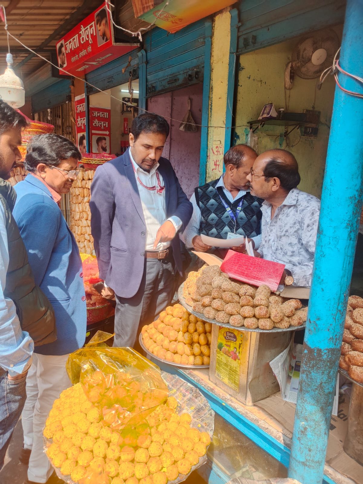 होली के मद्देनजर खाद्य प्रतिष्ठानों का औचक निरीक्षण होली के मद्देनजर खाद्य प्रतिष्ठानों का औचक निरीक्षण