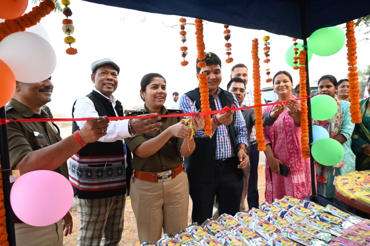 पलाश हर्बल गुलाल का भव्य शुभारंभ, प्राकृतिक रंगों को बढ़ावा पलाश हर्बल गुलाल का भव्य शुभारंभ, प्राकृतिक रंगों को बढ़ावा