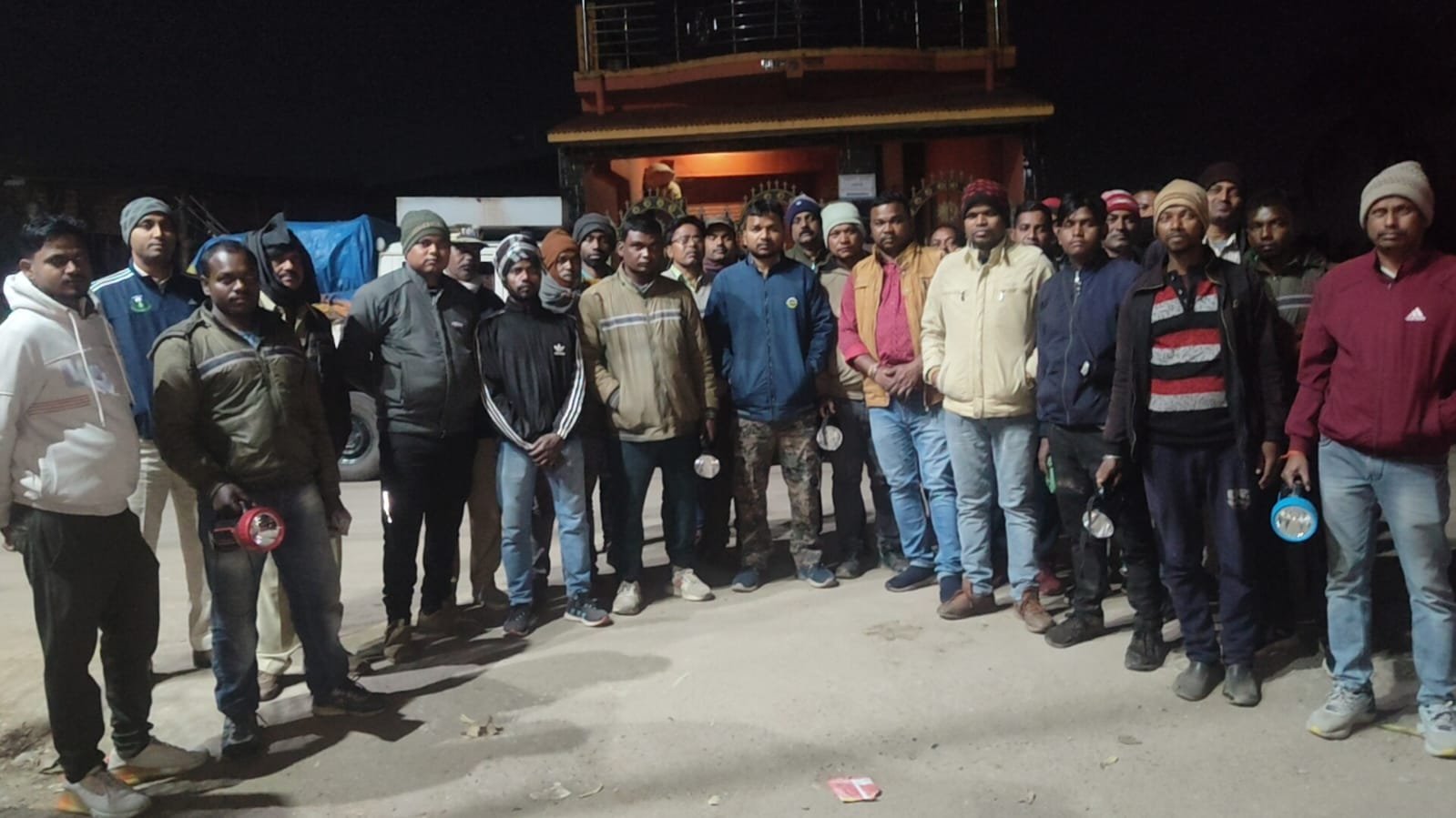 Gomiya News:लकड़ी तस्करों को छुड़ाने के लिए वन विभाग की गाड़ियों पर हमला, पांच वनकर्मी घायल Gomiya News:लकड़ी तस्करों को छुड़ाने के लिए वन विभाग की गाड़ियों पर हमला, पांच वनकर्मी घायल