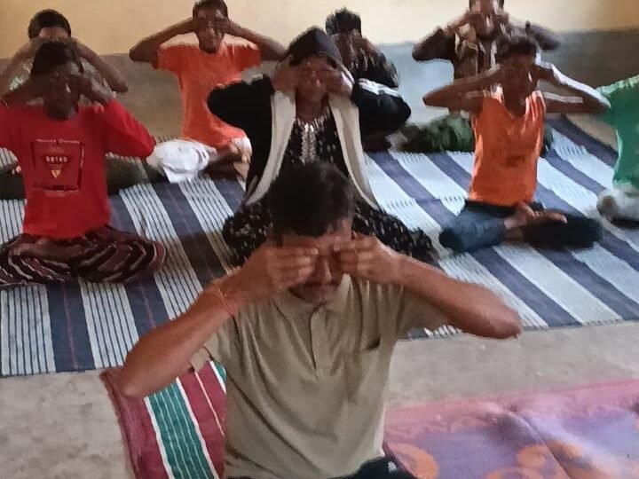 स्वास्थ्य जागरूकता के लिए आयुष विभाग ने आमजन को दिया योग का प्रशिक्षण स्वास्थ्य जागरूकता के लिए आयुष विभाग ने आमजन को दिया योग का प्रशिक्षण