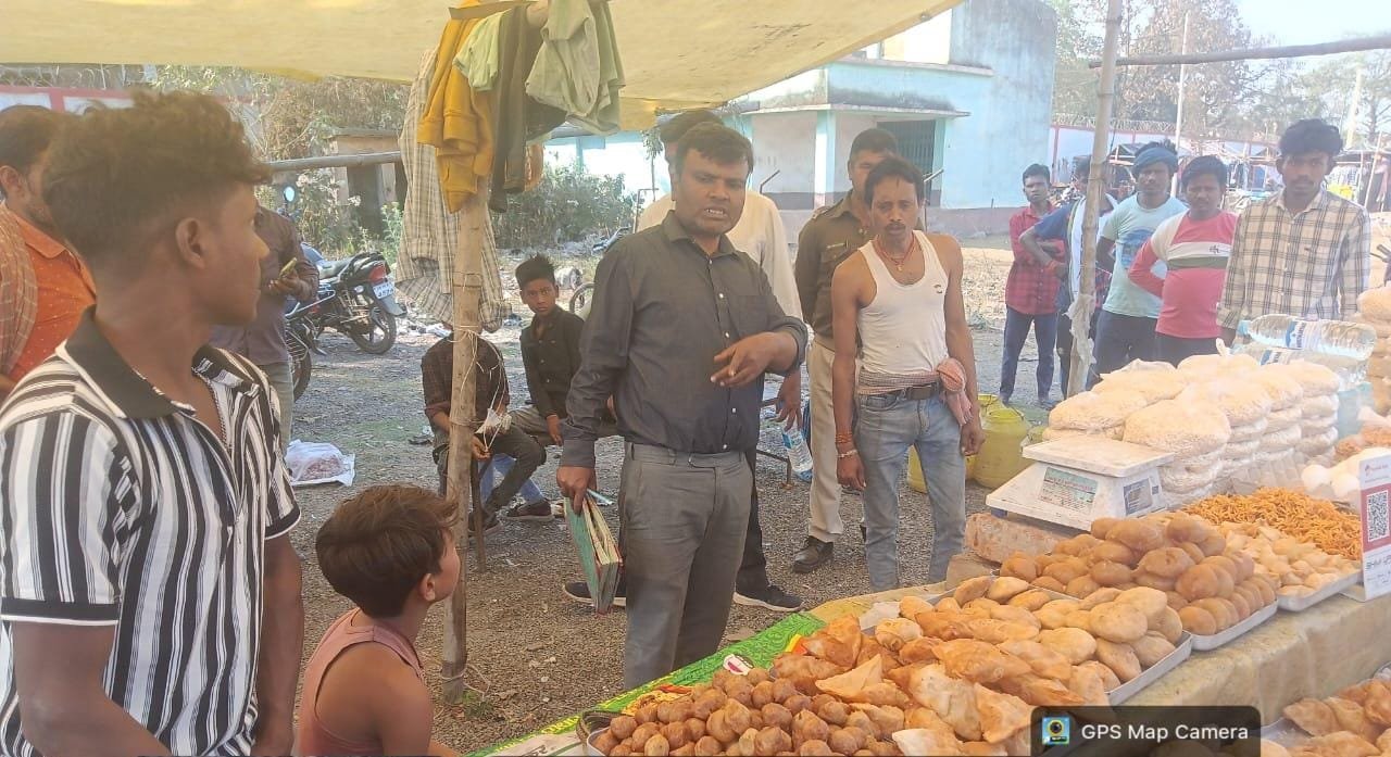 jharkhand news:पाकुड़ में होली से पहले खाद्य प्रतिष्ठानों पर औचक छापेमारी jharkhand news:पाकुड़ में होली से पहले खाद्य प्रतिष्ठानों पर औचक छापेमारी