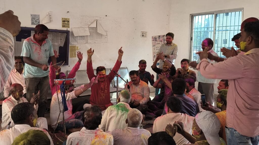Palamu news:सतबरवा प्रखंड सह अंचल कार्यालय में होली मिलन समारोह