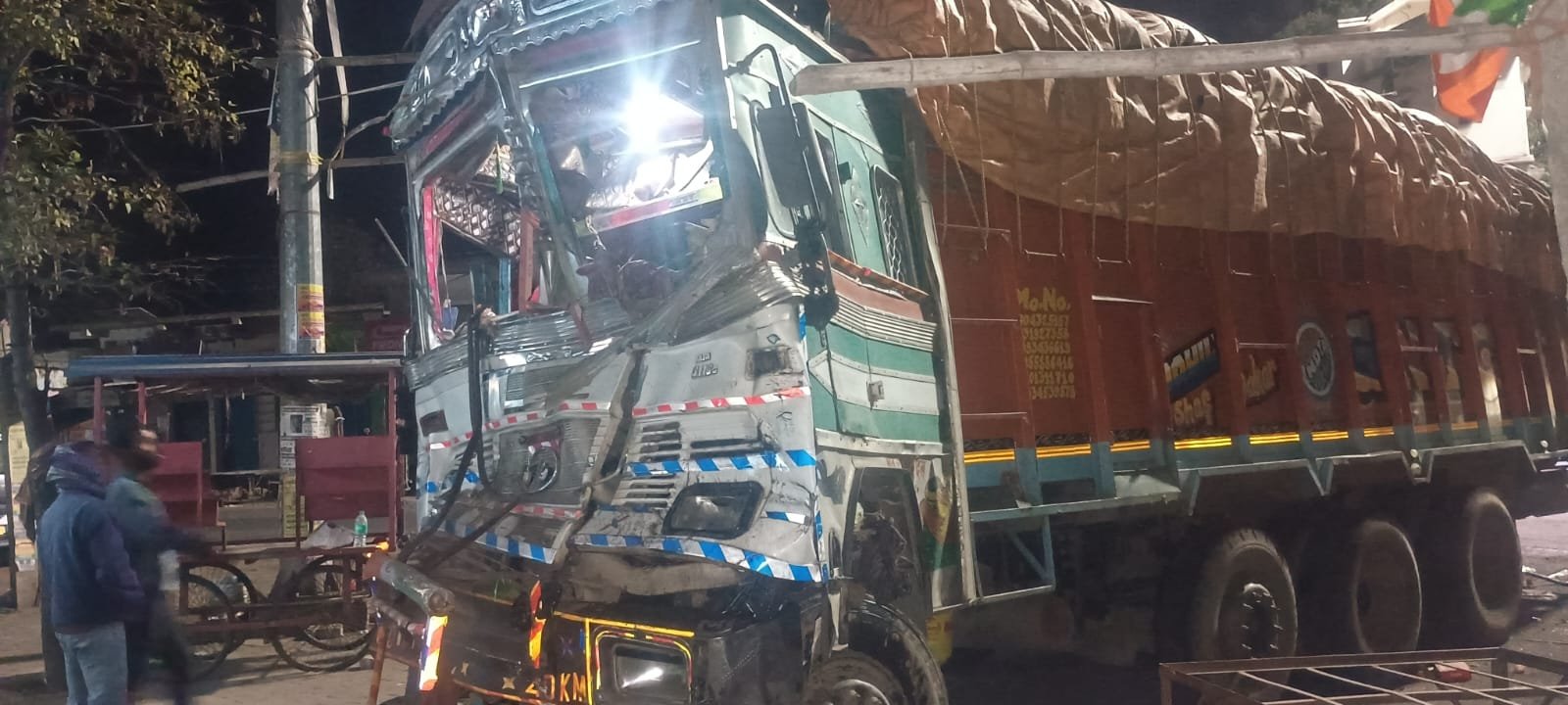 सिमरिया में भीषण सड़क हादसा, ट्रक का इंजन चकनाचूर सिमरिया में भीषण सड़क हादसा, ट्रक का इंजन चकनाचूर