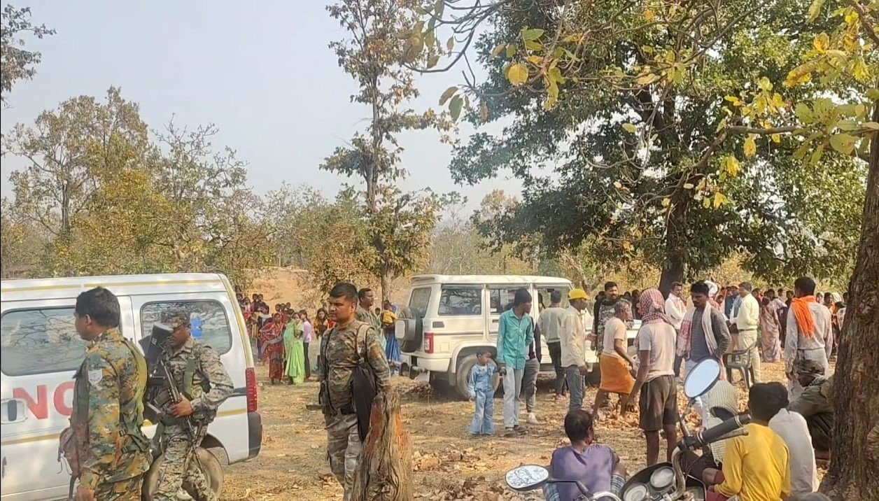 गोमिया में प्रेमी-प्रेमिका का शव पेड़ से लटका मिला, इलाके में सनसनी गोमिया में प्रेमी-प्रेमिका का शव पेड़ से लटका मिला, इलाके में सनसनी
