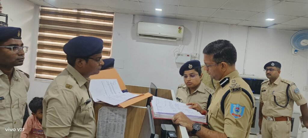 डीआईजी ने सिविल कोर्ट परिसर एवं कंट्रोल रूम का किया निरीक्षण, दिए महत्वपूर्ण निर्देश डीआईजी ने सिविल कोर्ट परिसर एवं कंट्रोल रूम का किया निरीक्षण, दिए महत्वपूर्ण निर्देश