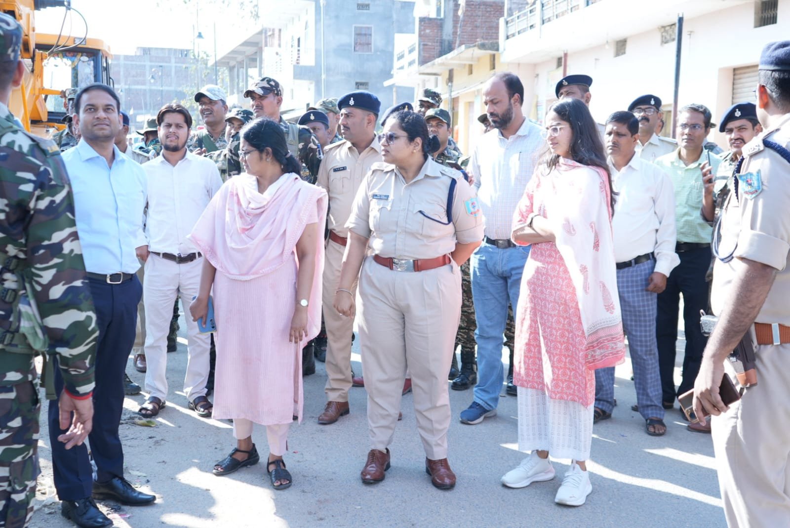 उपायुक्त एवं पुलिस अधीक्षक के संयुक्त नेतृत्व में चैनपुर एवं शहर में निकाला गया फ्लैग मार्च