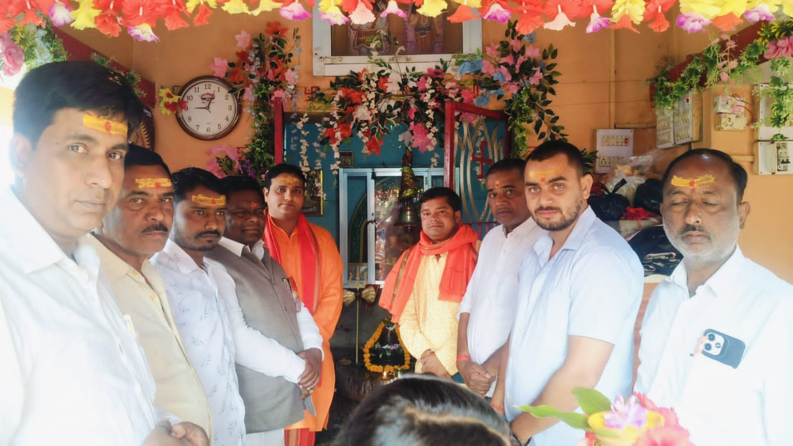 लातेहार: तरवाडीह में शिव मंदिर स्थापना दिवस पर निकली भव्य कलश यात्रा लातेहार: तरवाडीह में शिव मंदिर स्थापना दिवस पर निकली भव्य कलश यात्रा