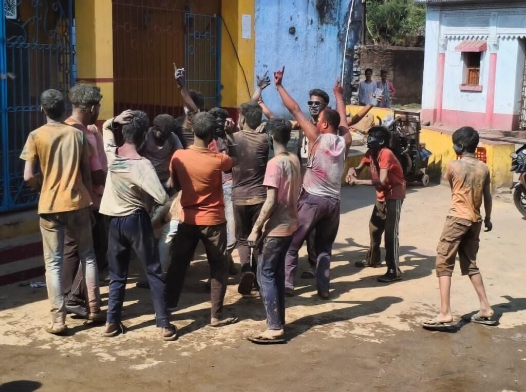 Holi:गोमिया के शहरी क्षेत्रों में धूमधाम और शांतिपूर्ण माहौल में मनाई गई होली