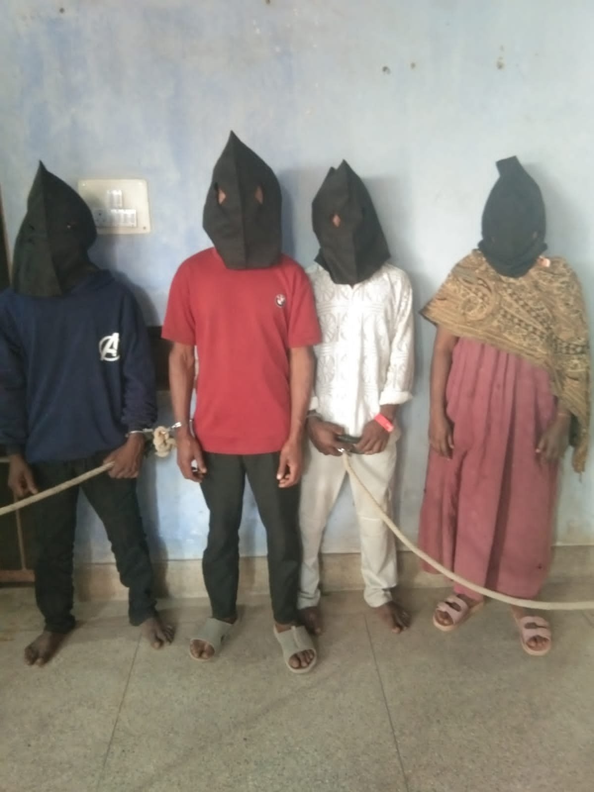 लातेहार: पत्थर मारकर युवक की हत्या मामले में चार आरोपी गिरफ्तार, मृतक की बाइक बरामद लातेहार: पत्थर मारकर युवक की हत्या मामले में चार आरोपी गिरफ्तार, मृतक की बाइक बरामद