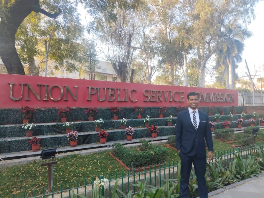 बिपुल गुप्ता ने रचा इतिहास: UPSC में 103वीं रैंक हासिल कर बने IAS, चटकपुर में जश्न का माहौल