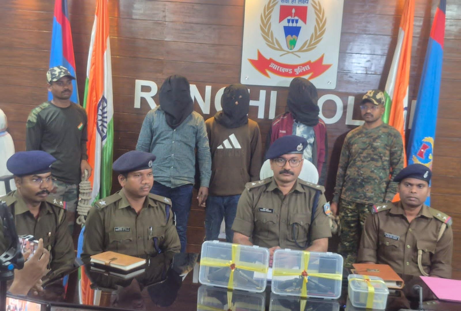 Jharkhand News:गेतलसूद शराब दुकान पर फायरिंग करने वाले तीन अपराधी गिरफ्तार, हथियार व कारतूस बरामद Jharkhand News:गेतलसूद शराब दुकान पर फायरिंग करने वाले तीन अपराधी गिरफ्तार, हथियार व कारतूस बरामद