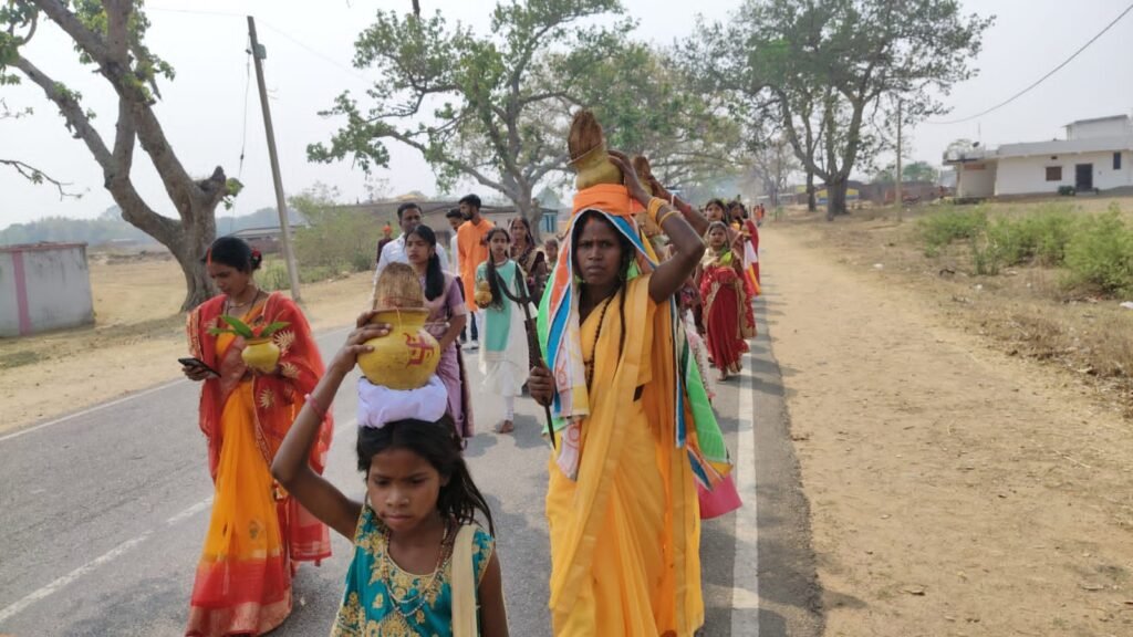 बडकाडीह में ढोल जतरा पर भव्य कलश यात्रा, जय श्रीराम–हर हर महादेव के नारों से गूंजा क्षेत्र