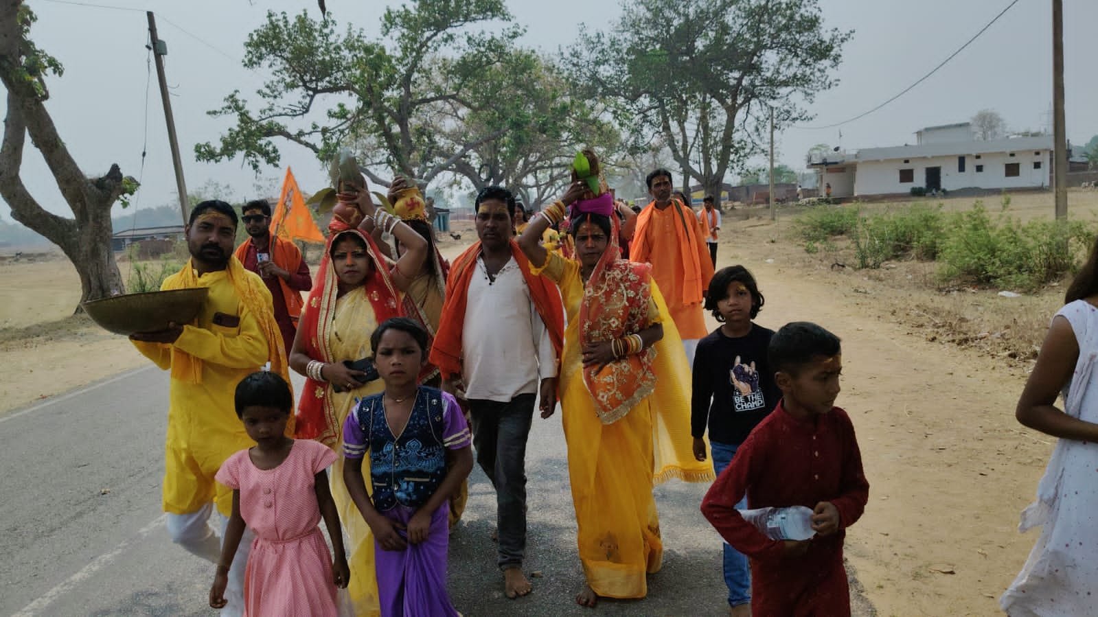 बडकाडीह में ढोल जतरा पर भव्य कलश यात्रा, जय श्रीराम–हर हर महादेव के नारों से गूंजा क्षेत्र बडकाडीह में ढोल जतरा पर भव्य कलश यात्रा, जय श्रीराम–हर हर महादेव के नारों से गूंजा क्षेत्र