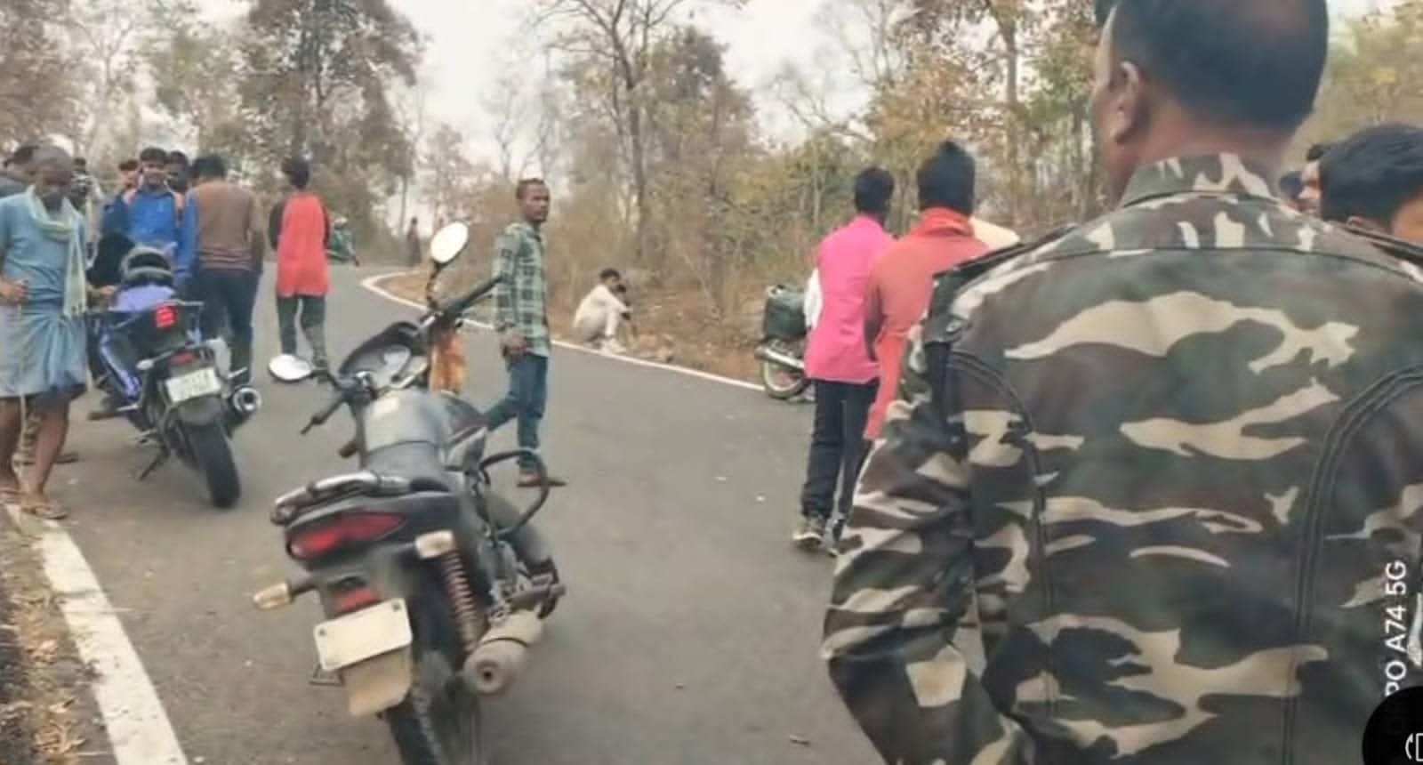 झुमरा पहाड़ की तलहटी में सवारी गाड़ी पलटी, एक की मौत, कई घायल झुमरा पहाड़ की तलहटी में सवारी गाड़ी पलटी, एक की मौत, कई घायल
