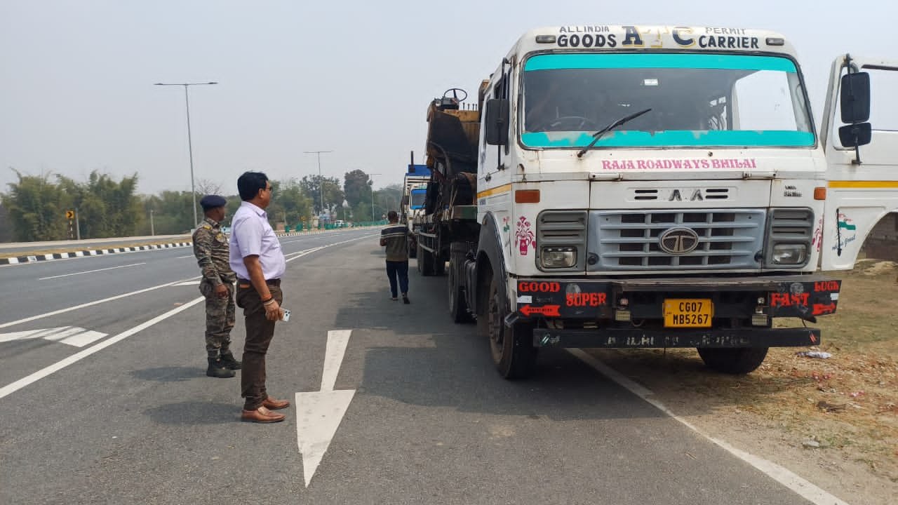 Gumla News: सड़क सुरक्षा को लेकर बड़ी कार्रवाई, वाहन चेकिंग अभियान में ₹81 हजार का जुर्माना Gumla News: सड़क सुरक्षा को लेकर बड़ी कार्रवाई, वाहन चेकिंग अभियान में ₹81 हजार का जुर्माना