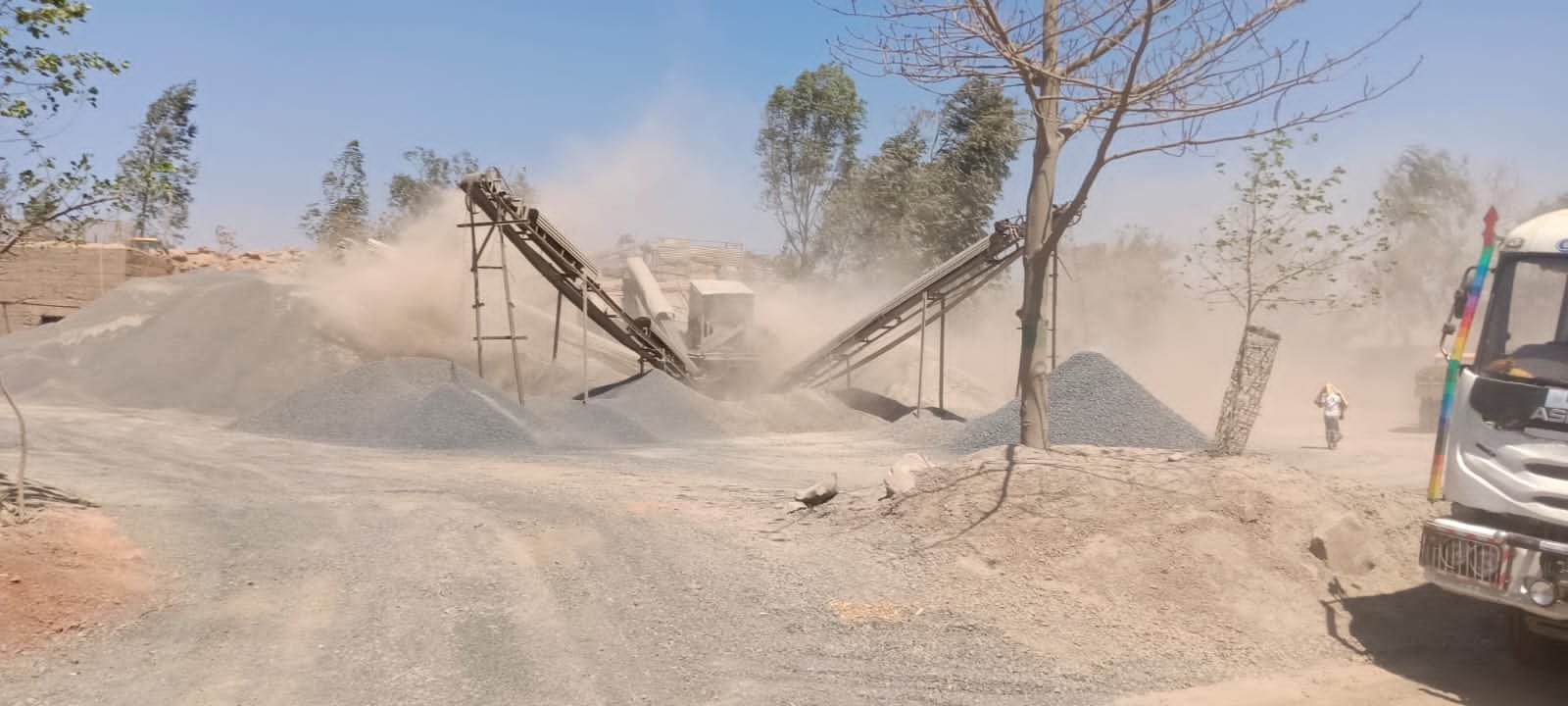 कोटालपोखर में पत्थर क्रेशरों से उड़ता धूलकण,ग्रामीणों का जीना हुआ मुश्किल कोटालपोखर में पत्थर क्रेशरों से उड़ता धूलकण,ग्रामीणों का जीना हुआ मुश्किल