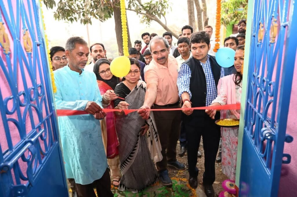 अबुआ आवास योजना के तहत लाभुक का गृह प्रवेश,अधिकारियों ने दी शुभकामनाएँ