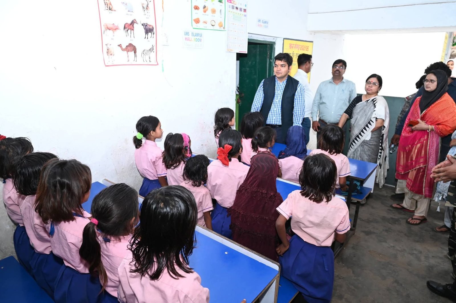 उत्क्रमित मध्य विद्यालय इस्लामपुर का उपायुक्त ने किया निरीक्षण उत्क्रमित मध्य विद्यालय इस्लामपुर का उपायुक्त ने किया निरीक्षण