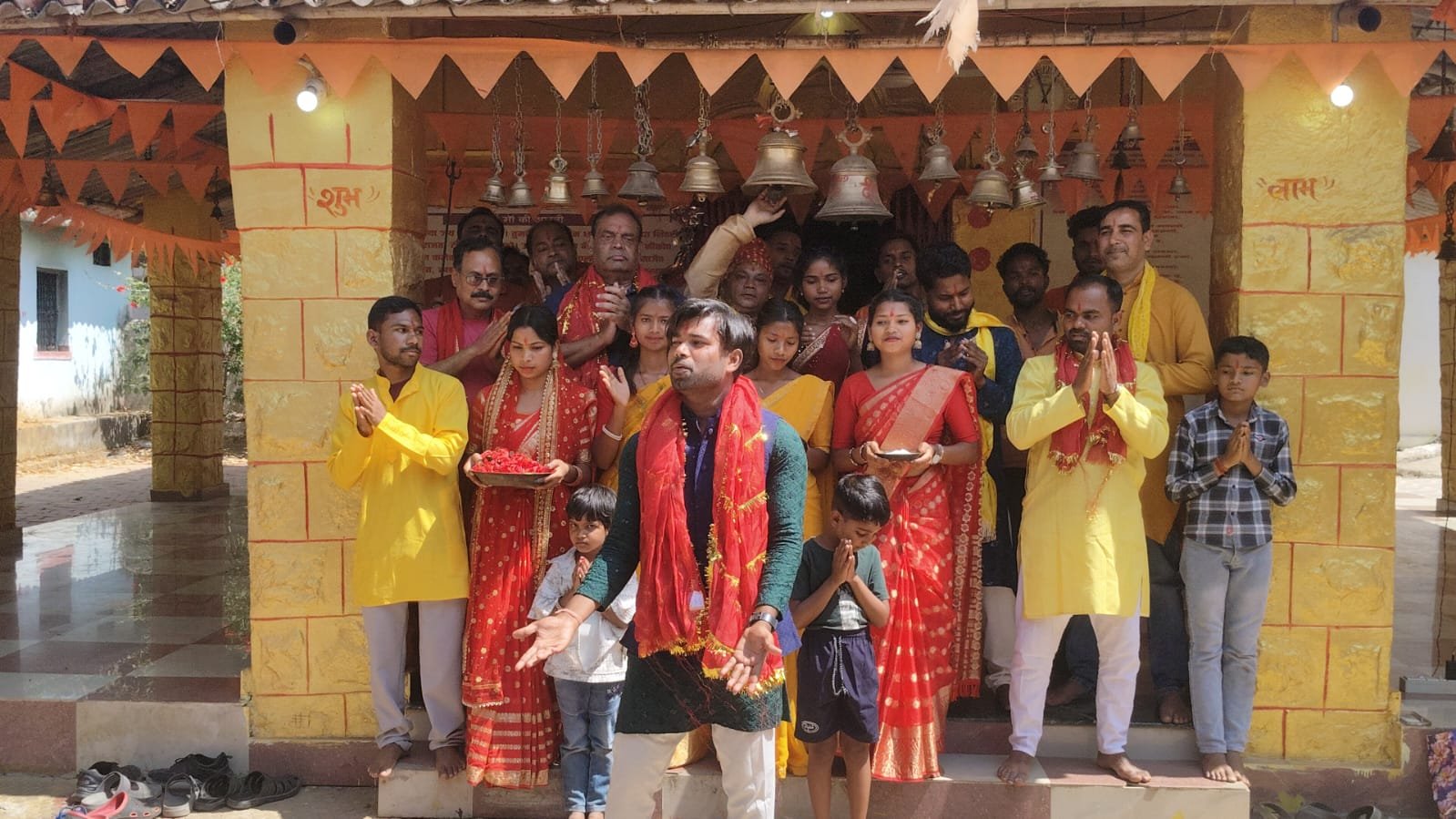 हापामुनी महामाया मंदिर में नागपुरी भक्ति गीत एल्बम की शूटिंग,देखने उमड़ी लोगों की भीड़ हापामुनी महामाया मंदिर में नागपुरी भक्ति गीत एल्बम की शूटिंग,देखने उमड़ी लोगों की भीड़