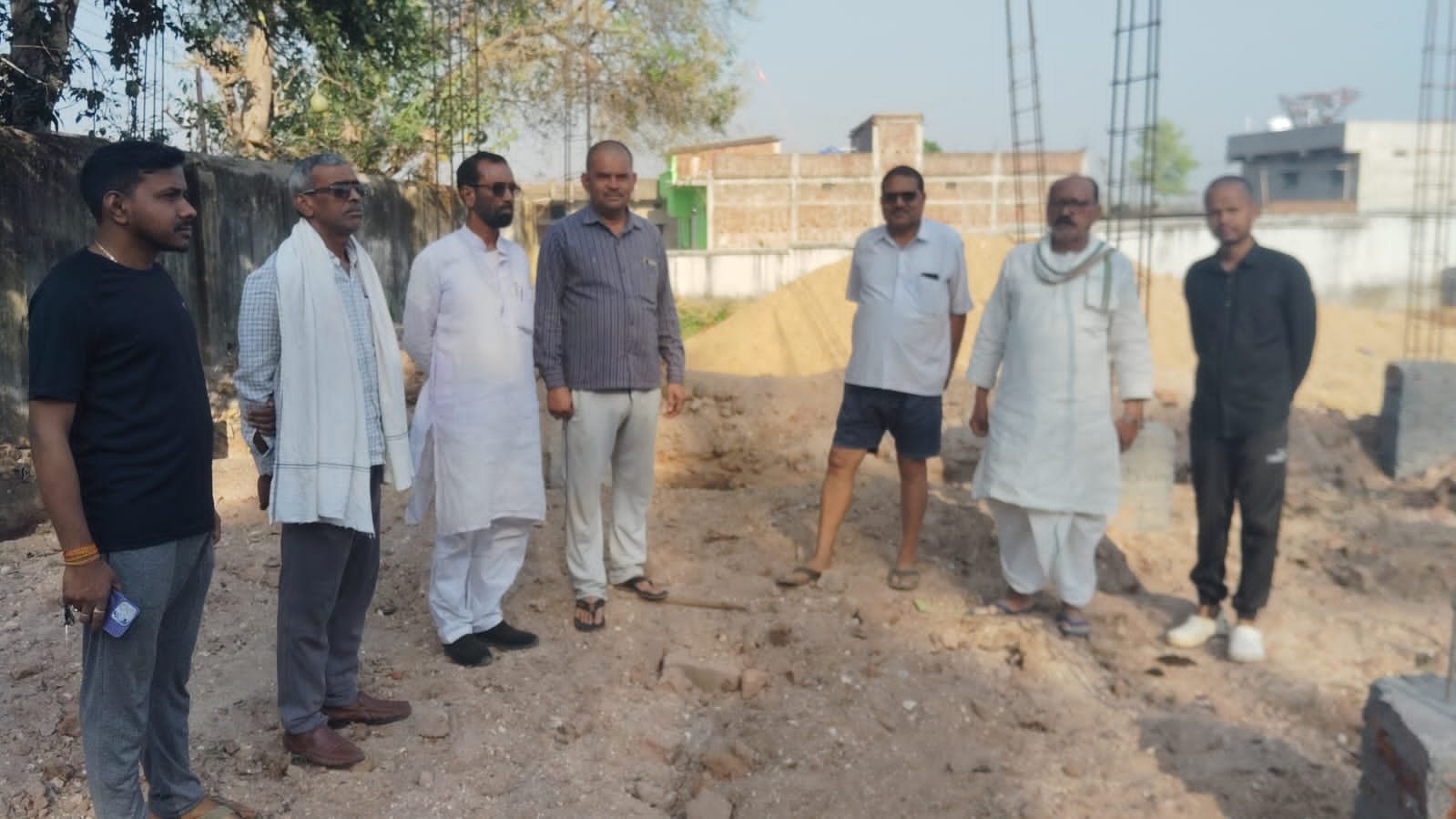 मनिका में लोहिया भवन की जमीन पर बन रहे धूमकुड़िया भवन का सर्वदलीय समिति ने किया विरोध मनिका में लोहिया भवन की जमीन पर बन रहे धूमकुड़िया भवन का सर्वदलीय समिति ने किया विरोध