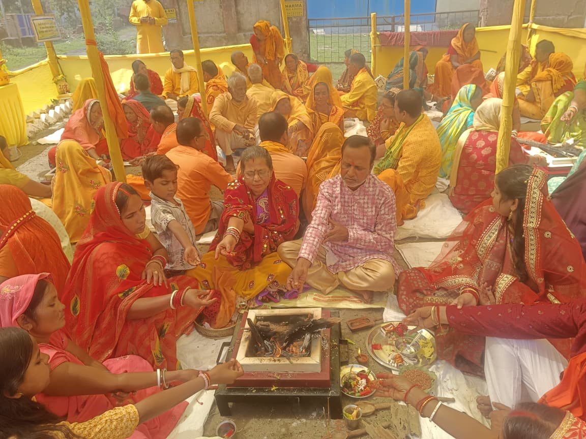 हजारी में गायत्री महायज्ञ के दूसरे दिन कलश पूजन,हवन एवं यज्ञ आहुति किया गया