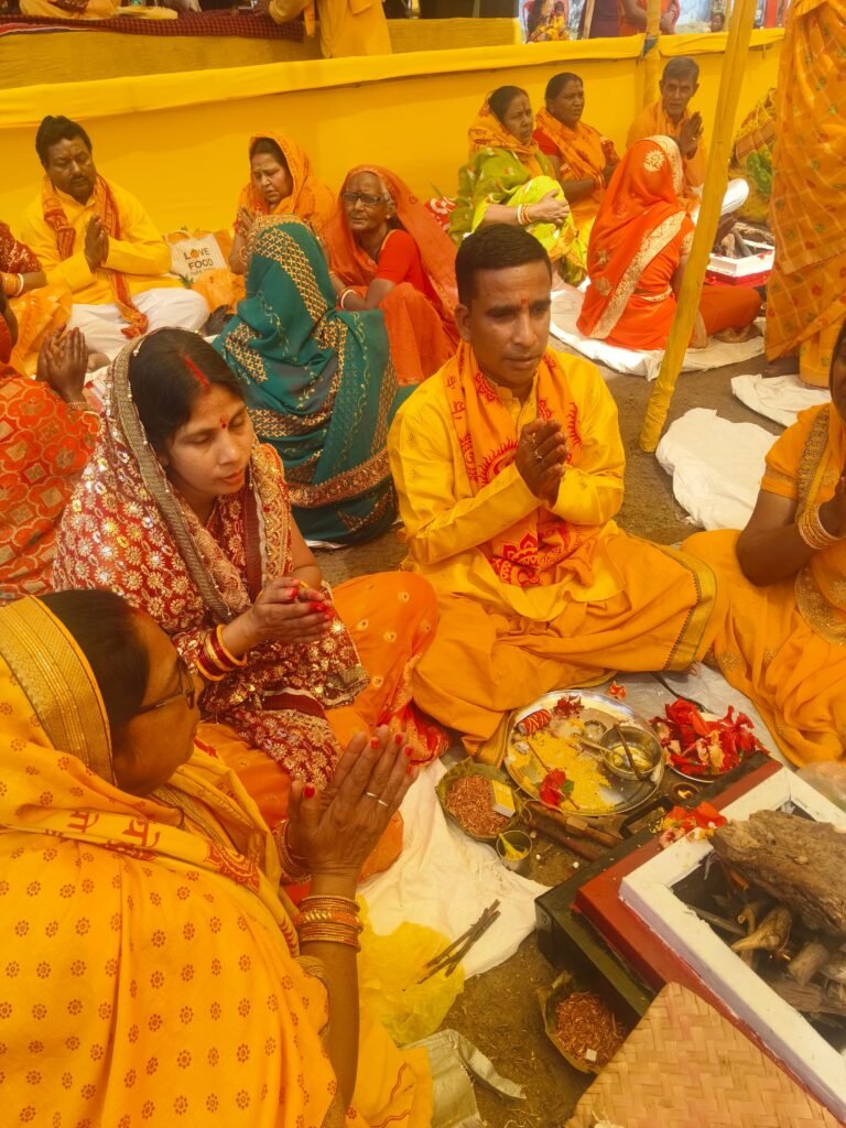 हजारी में गायत्री महायज्ञ के दूसरे दिन कलश पूजन,हवन एवं यज्ञ आहुति किया गया